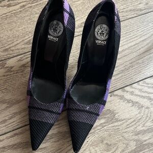 Vintage Versace Black and Purple Pointed-Toe Pumps with Patterned Fabric